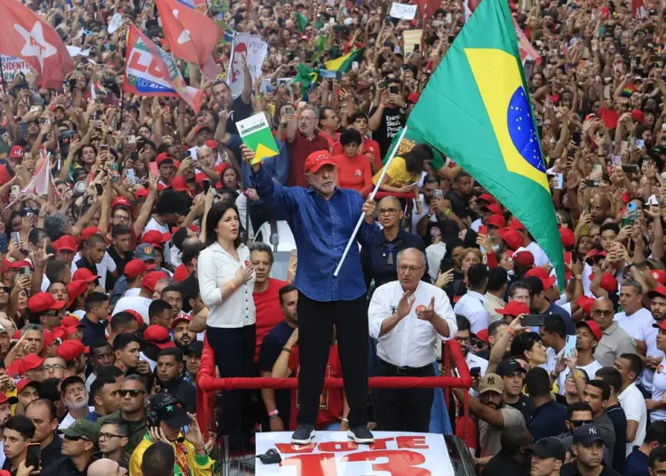 Democracia: Lula é reeleito para seu quarto mandato como presidente do Brasil