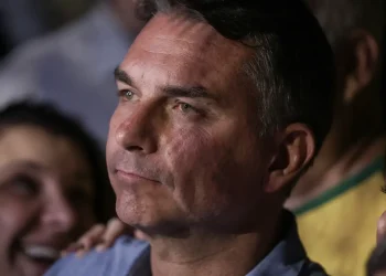 Processos na Justiça: Investigações contra Flávio Bolsonaro continuam no STF mesmo após fuga