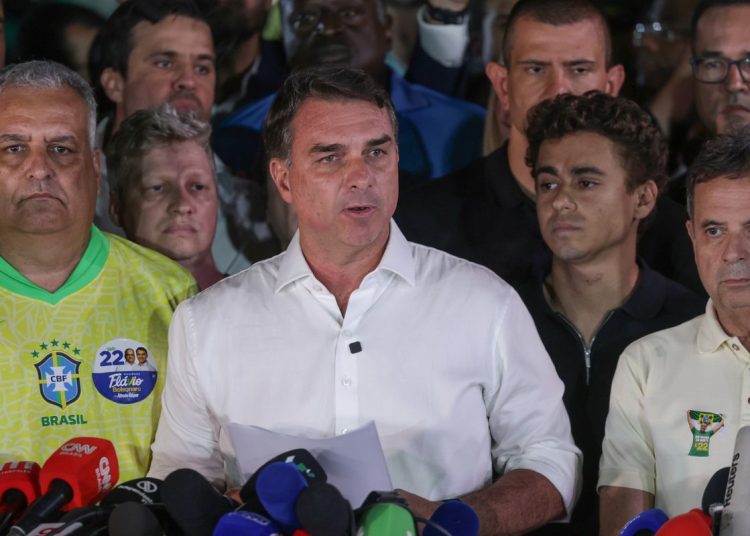 PF apura como Flávio Bolsonaro saiu do país mesmo proibido pelo STF